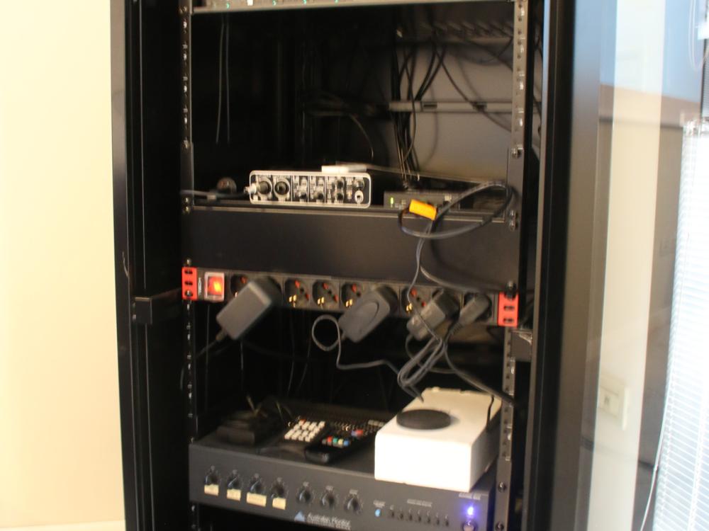 Riorganizzazione cavi ed elettronica