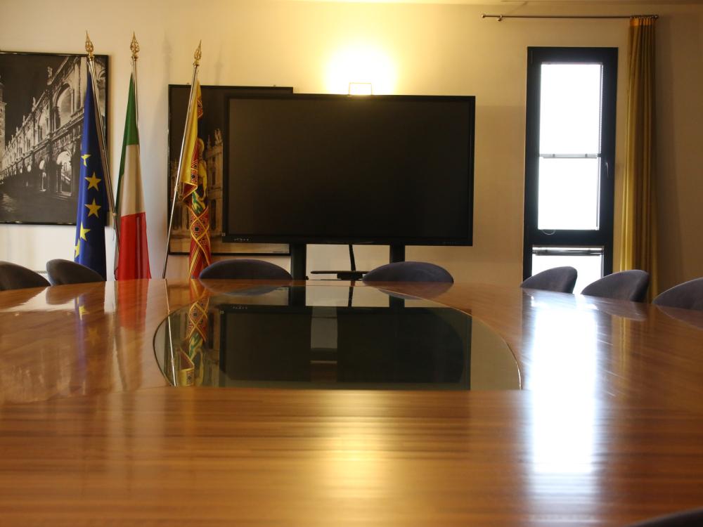 Tavolo riunione con schermo