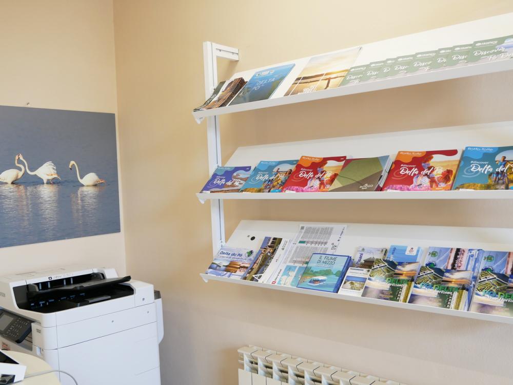 Espositore brochure a muro appeso