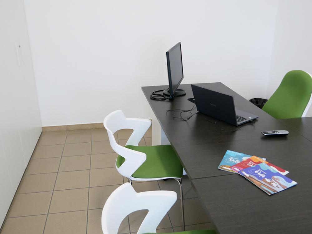 Scrivania e sedie arredo
