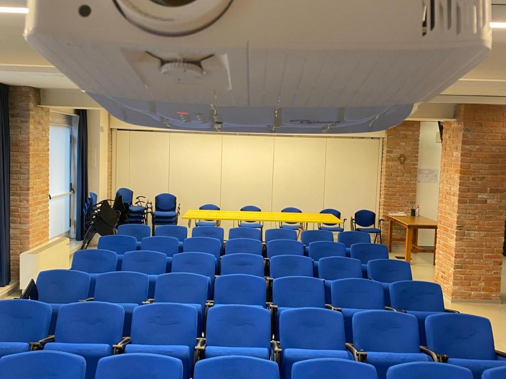 Proiettore slaa conferenze collegio