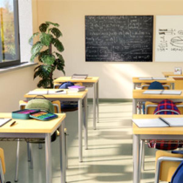 Scuola classe banchi